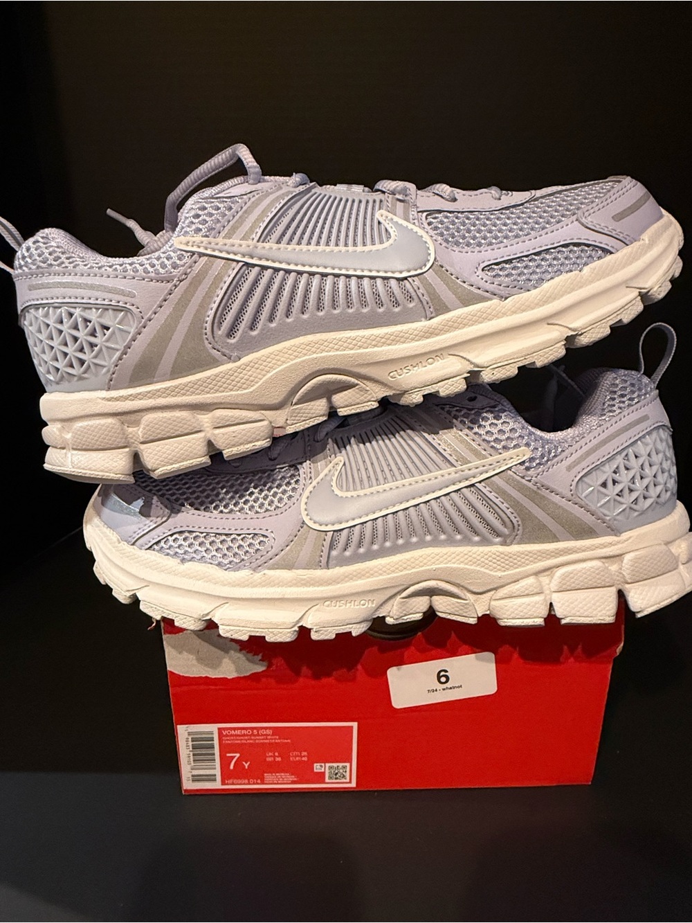 Nike Vomero 5 silver and White Athletic Sneakers 7M/8.5W